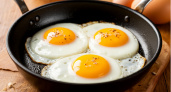 Яичницу на сковороде больше не готовлю — беру обычный стакан: получается в миллион раз вкуснее и всего за 3 минуты