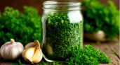 Теперь зелень не замораживаю и не сушу на зиму: готовлю из укропа, петрушки и чеснока ароматную приправу. Хранится годами
