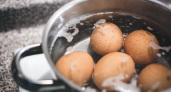 Почему врачи не рекомендуют есть вареные яйца после 60 лет