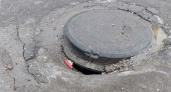 Власти не планируют устранять провал возле люка на Лядова в этом году