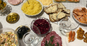 Экономно, но не бедно и со вкусом: чем накрыть праздничный стол для гостей, если денег - кот наплакал