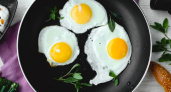 Всю жизнь готовим яичницу неправильно: шеф-повара раскрыли, когда на самом деле нужно разбивать яйца