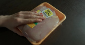 Продавщица в Пятерочке, увидев, как я закупаюсь куриной грудкой, шепнула секрет: эти 3 признака сходу указывают на наколотое мясо