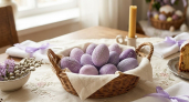 Шелуху лука — в мусорку: беру «брутальный» овощ — и нежные лиловые яйца уже в пасхальной корзинке