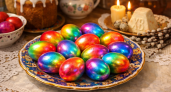Яйца с радужными переливами: крашу их новым методом — понадобятся лишь салфетки и ватные палочки