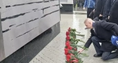 Пензенцы возложили цветы к стеле «Город трудовой доблести»