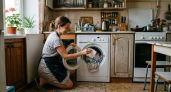 Зачем класть влажную салфетку в стиральную машинку: трюк, который подарит вещам вторую жизнь 