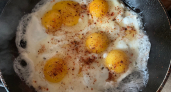 Не сало и не масло, а в 100 раз вкуснее: на чём жарят яичницу умные хозяйки — запомните этот рецепт раз и навсегда 