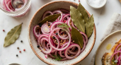 Готовлю маринованный лук по рецепту "трёхминутка"  - хрустящая вкуснятина и к рыбе, и к мясу, и просто на хлебушек
