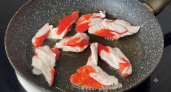 Бросаю крабовые палочки в кипящее масло - настоящий деликатес за копейки: сочное мясо внутри, хрустящая корочка снаружи