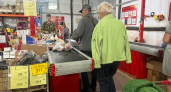 В "Светофоре" огромный летний завоз: арбузы по 108 руб за килограмм, ароматные томаты, вишня в сиропе 131 руб - что не полка, то деликатес