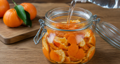 Мандариновые корки заливаю уксусом — и не нарадуюсь своей хитрой смекалки: лайфхак для умных хозяек