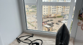 На Суворова очевидцы вызвали спасателей из-за ребенка в оконном проеме
