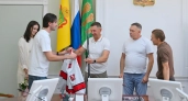 Олег Денисов приветствовал вратаря клуба НХЛ «Каролина Харрикейнз» Петра Кочеткова