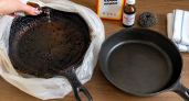 Пару капель — и в пакет: вот как чищу старые чугунные сковородки от черного нагара — вековой слой жира сходит пластом