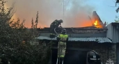 В Кузнецке огонь уничтожил дом, постройки и два автомобиля