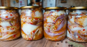 Вместо соленых огурцов закрываю закуску из острых баклажанов: пряные, мясистые и в ароматном рассоле - смотрю на баночки и душа поет