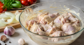 Этот майонезный маринад спасет даже резиновую курицу из «Светофора»: шашлык получится сочным
