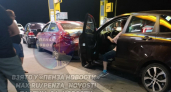 Пошла на таран: в Трофимовке автоледи на АЗС устроила ДТП с четырьмя автомобилями