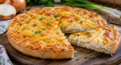 Из муки пироги не стряпаю, делаю корж из куриного фарша и твёрдого сыра: а  внутри — нежная луковая начинка со сливочным сыром