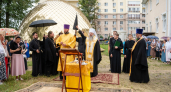На улице Ново-Казанской в Пензе освятили купола и крест строящегося храма