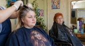 Рыжий и пепельный теперь не главные для седины: цвет «крем-брюле» с карамельным переливом выглядит мягче и скидывает 10 лет с лица