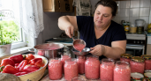 Розовую аджику каждый август кручу как угорелая: фруктовая, терпкая — к мясу, картошке и просто на хлеб