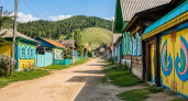 Это село на 700 жителей вошло в число самых красивых: цветные дома, расписные ворота как в музее и обычаи, которые удивляют городских