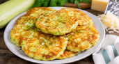 Кабачки больше не жарю кружочками: мешаю с сыром и кефиром — лепёшки хрустят снаружи и тают внутри 