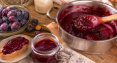 Спелые сливы засыпаю сахаром и томлю до бархата: на выходе густое сливовое «масло» — хоть на хлеб, хоть к блинам 