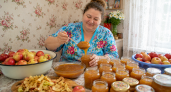 Яблоки заливаю медом и специями: зимой нет ничего вкуснее карамельного масла с хлебом — едим по 50 банок