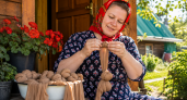 Старые капроновые колготки связываю в гирлянды и вяжу узелки: простая вещь решает вечную осеннюю проблему на даче