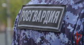 В Пензе неадекватная женщина выбежала на дорогу и начала раздеваться