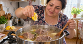 Как варить мясо, чтобы оно таяло во рту и готовилось в 2 раза быстрее: лайфхак с лимоном, знакомый еще бабушкам