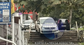 В Пензе легковушка «припарковалась» на лестнице у мотосалона