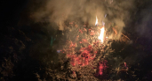 В Заречном сняли на видео ночной пожар на улице Строителей