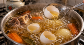 Зачем в кипящий мясной бульон бросают чистую яичную скорлупу: запомните раз и навсегда