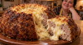 Вместо пиццы — мясной «вулкан» с майонезом: горячая начинка прячется внутри, а сверху кипит сырная шапка