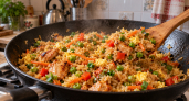 Когда хочу быстро поужинать, готовлю рис по-тайски: курочка, яйцо и сочные овощи — по сути тот же плов, но проще и вкуснее