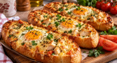 Из багета вынимаю мякиш и набиваю начинкой: курица + сыр + яйцо — через 15 минут получаются горячие «лодочки», вкуснее хачапури  