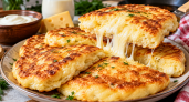 Ряженка + сметана + сыр — и на сковороду: получаются ленивые творожные «облака», мягче обычных хачапури