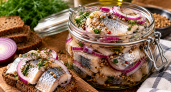 Сёмга и форель в прошлом: селёдку мариную 12 часов с луком и кориандром — наутро съедаем банку за раз 