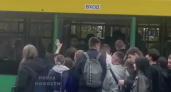 «Как селедки в бочке»: Пензенцы показали на видео утренний ад на остановках в Ахунах