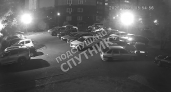 В Спутнике неадекватный водитель на четырке протаранил 10 припаркованных машин и сбежал