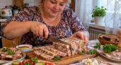 Холодец часами не варю — заворачиваю рульку в 2 слоя: мясной зельц режется тонкими ломтиками — ни пены, ни запаха, ни грязной посуды