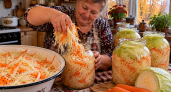 Моя квашеная капуста хрустит, как свежая: укрываю целым листом и держу под рассолом — забытая хитрость деревенских хозяек