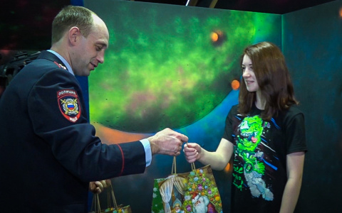 Росгвардейцы подарили детям погибших сотрудников «Рождественское чудо»