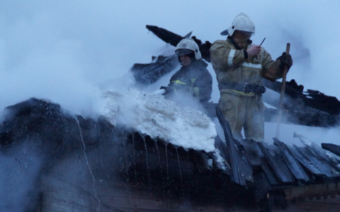 Загоревшуюся баню в Засечном тушили шестеро пожарных