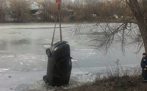 Спасатели вытащили из ледяной воды Суры автомобиль "Лада-Калина"