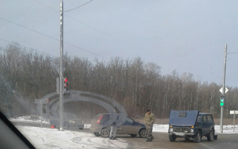 Две легковушки "поцеловались" на льду в районе Засеки - фото читателя